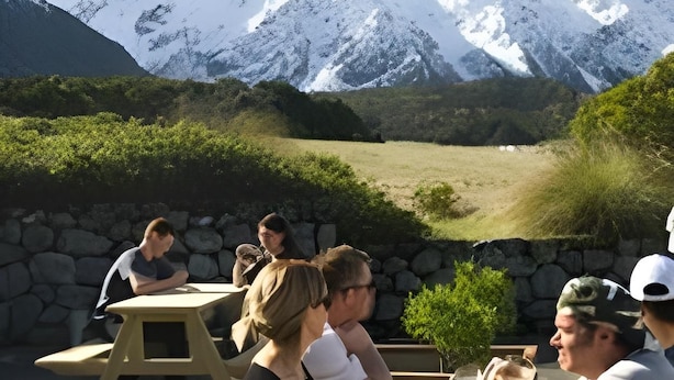 Outdoor dining - Mt Cook Lodge and Motel (Mount Cook)