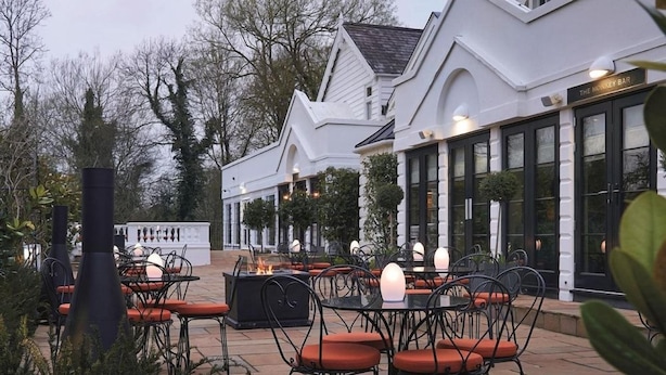 Outdoor dining - Monkey Island Estate (Maidenhead)