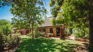 Outdoor dining - De Poort Country Lodge (Oudtshoorn)