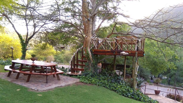 Outdoor dining - De Poort Country Lodge (Oudtshoorn)