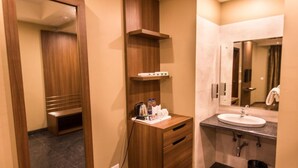 Bathroom - Le Roi (Kanthi)