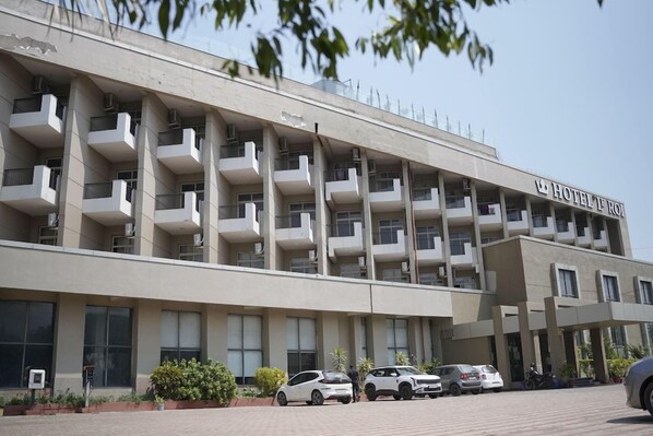Exterior - Le Roi (Kanthi)