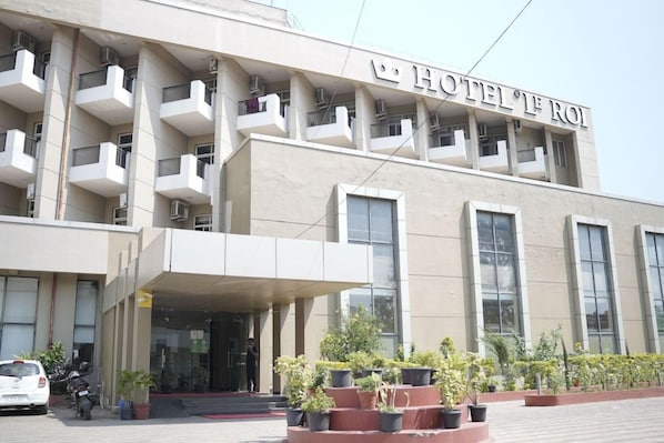 A hotel with a modern facade, multiple balconies, and a clear entrance. - Le Roi (Kanthi)