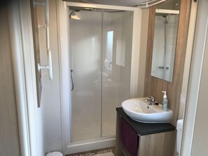 Bathroom - Laekjarkot Rooms And Cottages (Borgarbyggð)