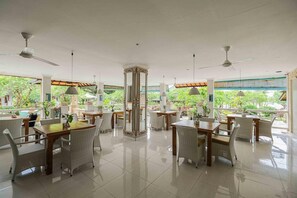 Outdoor dining - Poinciana Resort (Tejakula)
