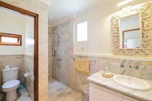 Bathroom - Poinciana Resort (Tejakula)