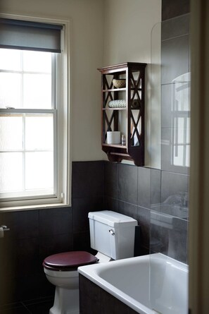 Bathroom - Pembroke Arms (Salisbury)