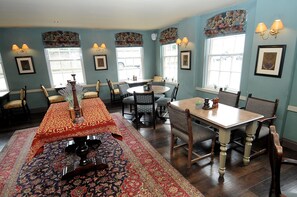 Unclassified image, 3 of 99, button - Pembroke Arms (Salisbury)