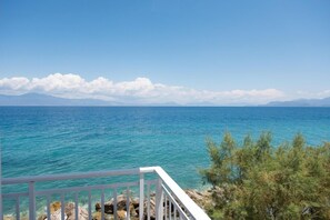 Property grounds - Spacious Apartment on the Beachfront (Xylokastro-Evrostina)