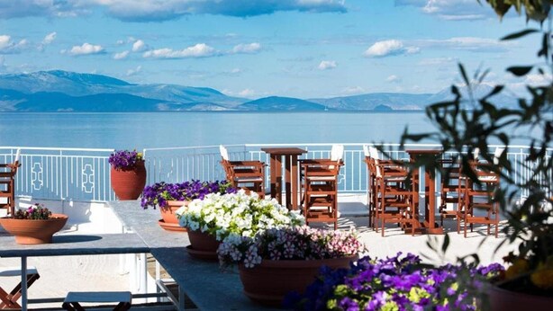 Outdoor dining - Spacious Apartment on the Beachfront (Xylokastro-Evrostina)