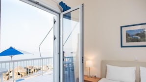 Room - Spacious Apartment on the Beachfront (Xylokastro-Evrostina)