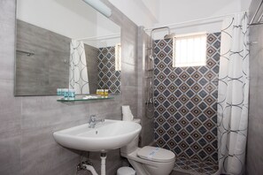 Bathroom - Spacious Apartment on the Beachfront (Xylokastro-Evrostina)