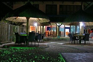 Khu ẩm thực ngoài trời