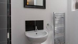Bathroom - Townhouse Plus @ 26 Westminster St (Crewe)