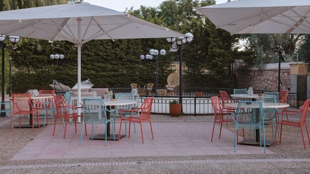 Outdoor dining - Villa Rossa Kambos (Chios)