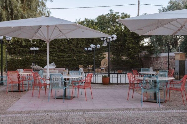 Outdoor dining - Villa Rossa Kambos (Chios)