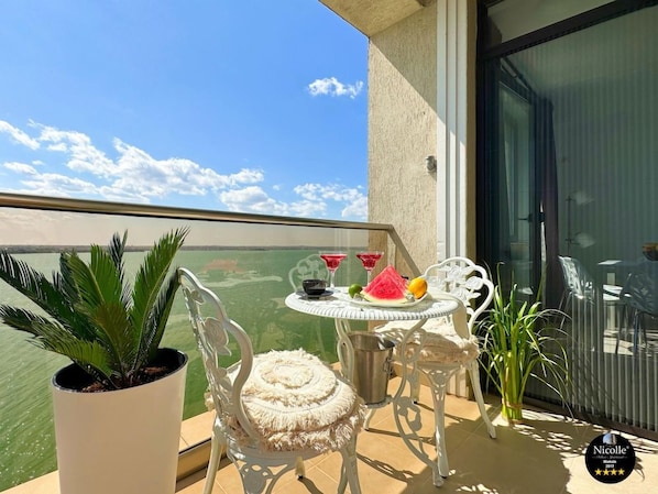 Outdoor dining - Deluxe Nicolle Solid Residence Mamaia (Constanta)