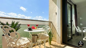 Outdoor dining - Deluxe Nicolle Solid Residence Mamaia (Constanta)