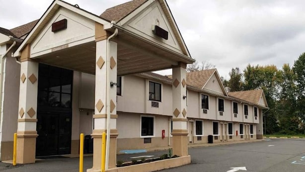 Unclassified image, 1 of 24, button - Spacious 2-bed|Free Parking & WiFi (East Windsor)