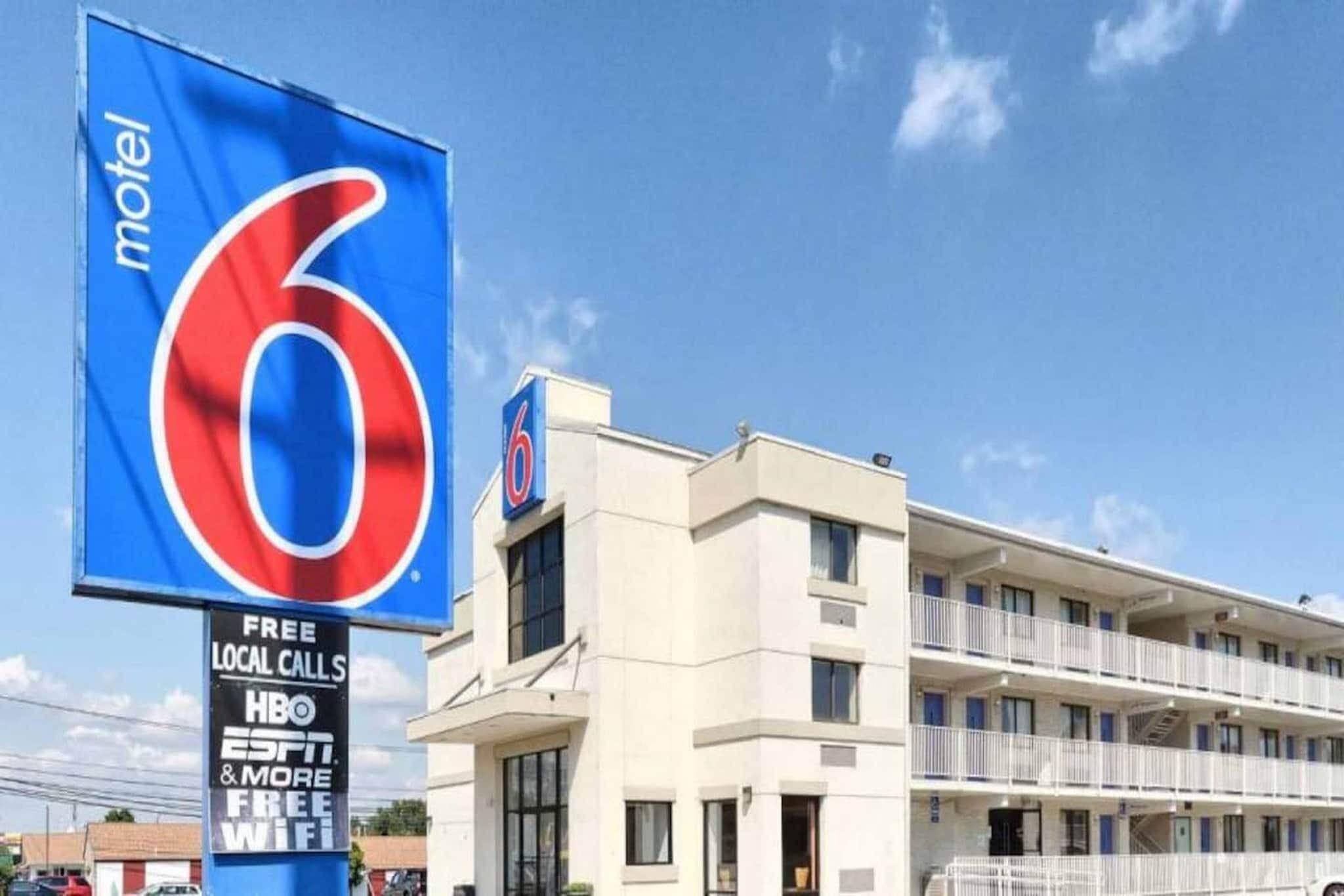 Ein Motel mit einer großen Schautafel, die kostenlose Ortsgespräche, HBO, ESPN und weitere Leistungen bewirbt.