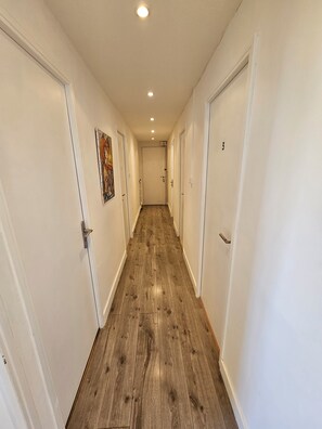 A hallway with wooden flooring, white walls, and doors numbered 3 and 5. - Delightful 3-bedroom apartment in the heart of Toulouse (Toulouse)