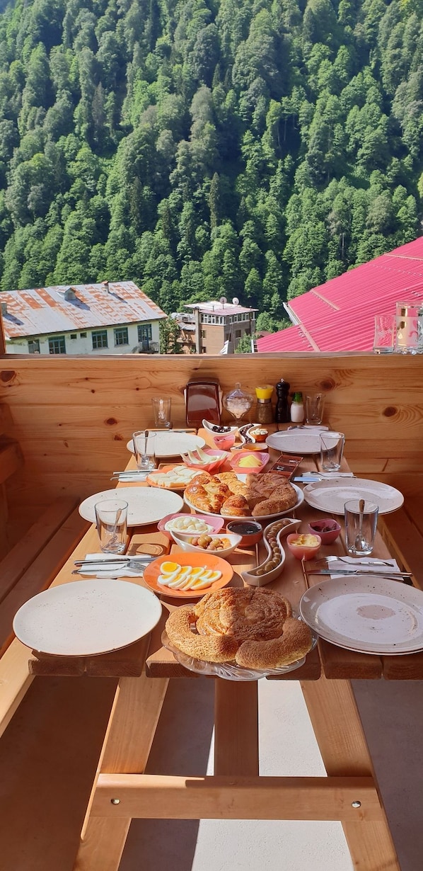 Outdoor dining - Ayder Tas Apart (Çamlıhemşin)