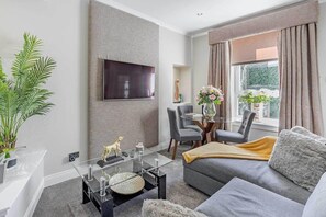Living area - Carmel Apartments (Falkirk)