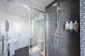 Bathroom - Carmel Apartments (Falkirk)