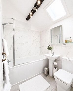 Bathroom - The Willow Restaurant & Cottages (Harrogate)
