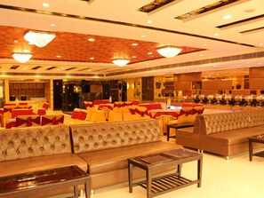 Lobby - Karan Holiday Inn (New Delhi)