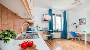 Une cuisine moderne avec un évier, un plan de travail et une plante en pot.