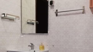 Bathroom - Tripgeo Apartment Roma (Lisbon)