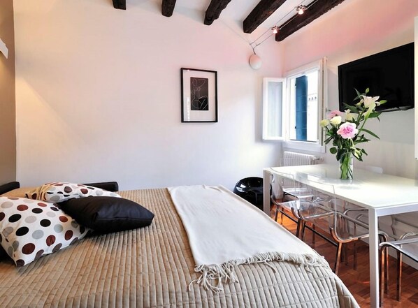 Unclassified image, 1 of 27, button - Ca Vivaldi (Venice)