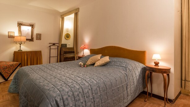 Room - Admiral Emo Palace Over Canal Grande (Venice)