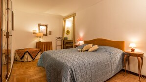 Room - Admiral Emo Palace Over Canal Grande (Venice)