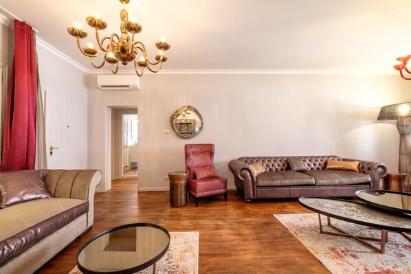 Unclassified image, 1 of 35, button - Casa Verona (Venice)