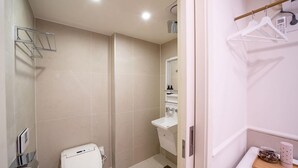 A bathroom with a toilet, a shower, and a sink. - Le Lit (Seoul)