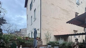 Outdoor dining - Guelfa (Florence)