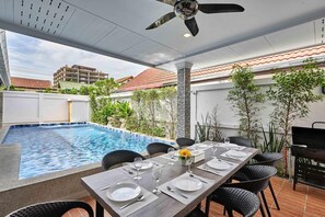 Outdoor dining - Gala Villa New Modern Luxury 5 Bed (Pattaya)