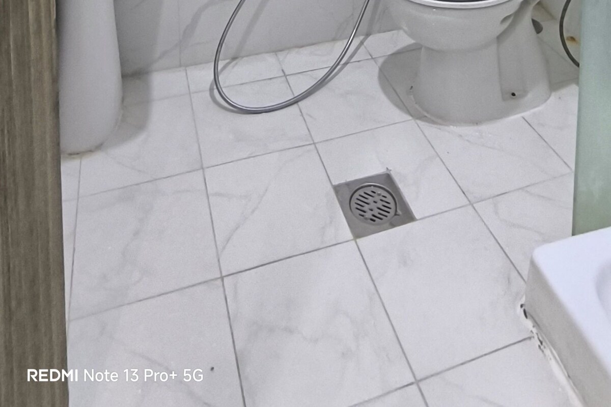 Basic Double Room | Bathroom | Combined shower/tub, towels, soap, shampoo