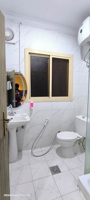Basic Double Room | Bathroom | Combined shower/tub, towels, soap, shampoo - kayan aldanah hotel (Makkah)