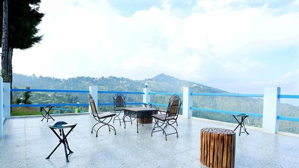 Outdoor dining - The Chirping Orchard (Dhari)
