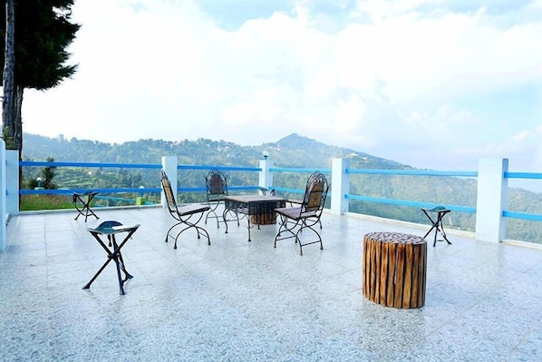 Outdoor dining - The Chirping Orchard (Dhari)