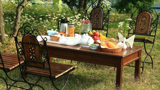 Outdoor dining - The Chirping Orchard (Dhari)