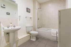 Bathroom - The Artane Self Catering (Dublin)