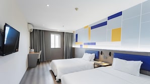 Habitación de hotel con dos camas, un escritorio, un televisor de pantalla plana y un mural abstracto grande en la pared.