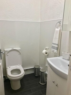 Bathroom - 233 Leith Apartment (Edinburgh)