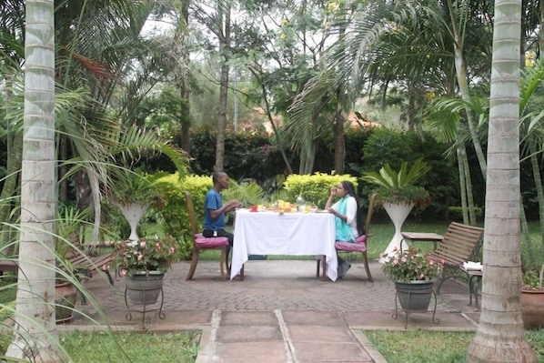 Outdoor dining - Stunning Mansion (Nairobi)