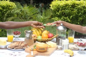 Outdoor dining - Stunning Mansion (Nairobi)