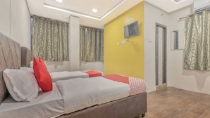 Un dormitorio moderno con una cama grande, dos mesitas de noche y un armario empotrado.